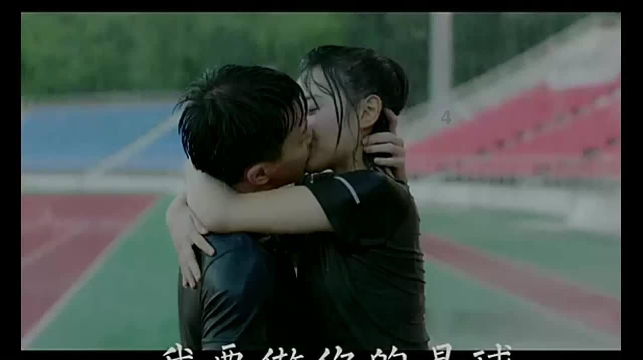 关晓彤辟谣后露面,戴鹿晗品牌帽子,两人感情是否稳定?——全能有问必答平台